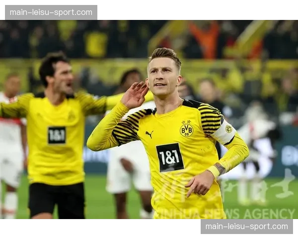 特写：老将罗伊斯替补登场后，一次关键的背身拿球为多特蒙德稳定了反击节奏