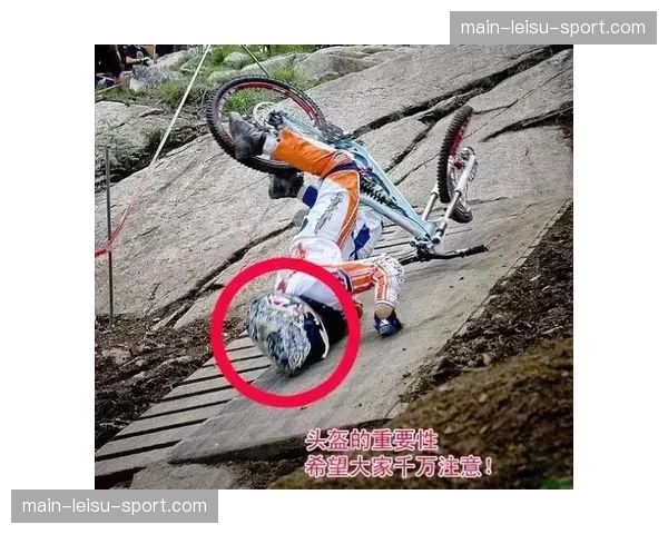 特写：门将扑救后头盔脱落，比赛因安全原因中断五分钟