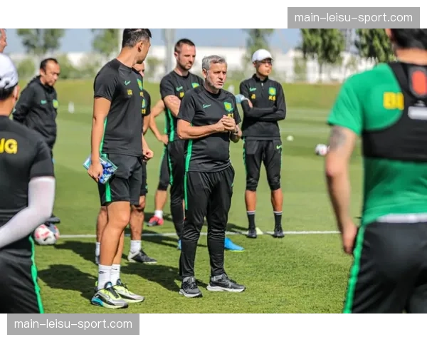 赛前训练:斯图加特全员健康,主帅强调保持专注 赛前训练:斯图加特全员健康,主帅强调保持专注