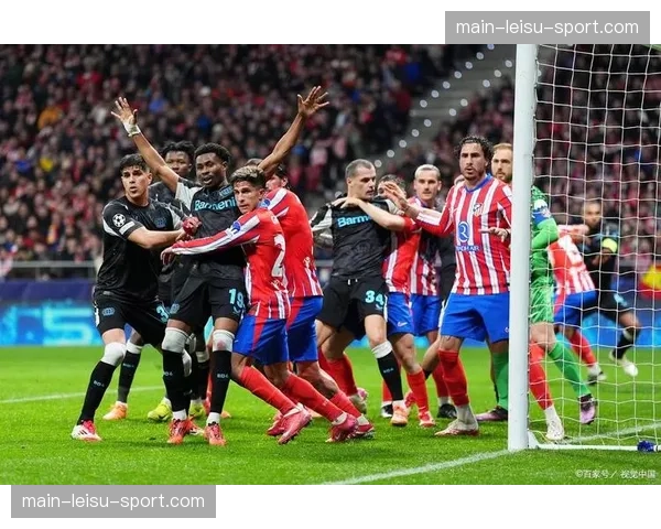 现场:暴雨导致狼队对阵伯恩茅斯比赛中途暂停15分钟 现场:暴雨导致狼队对阵伯恩茅斯比赛中途暂停15分钟