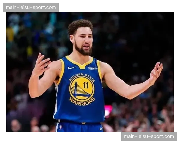 火花新秀状元汤普森首节完成两次封扣,点燃主场观众激情 火花新秀状元汤普森首节完成两次封扣,点燃主场观众激情