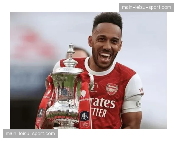 马赛主场球迷高唱助威歌曲，奥巴梅扬破门后与队友激情庆祝